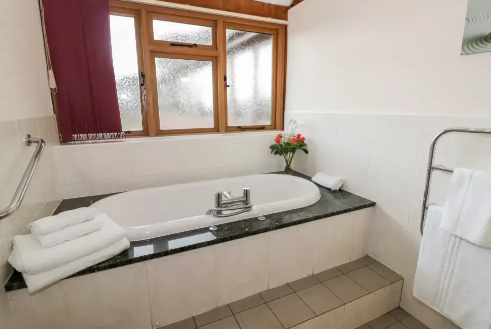 Family bathroom at Beesoni Rural Retreat, Malvern Hills