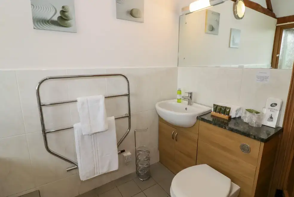 Ensuite bathroom at Beesoni Rural Retreat, Malvern Hills
