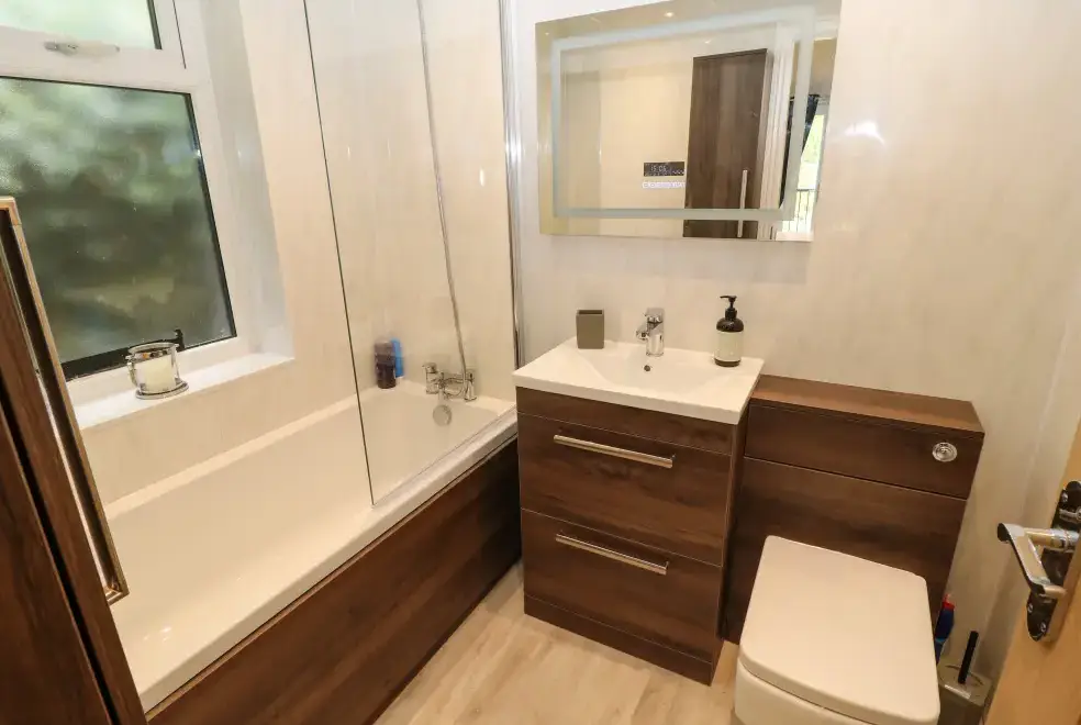 Family bathroom at Belvedere Farm