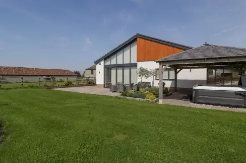 Bilsham Meadows, Gloucestershire, from the outside