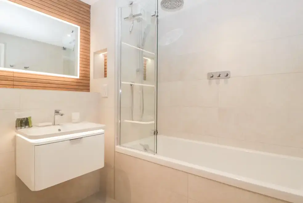 Family bathroom at Bilsham Meadows