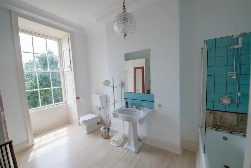 Family bathroom at Blaenpant Mansion