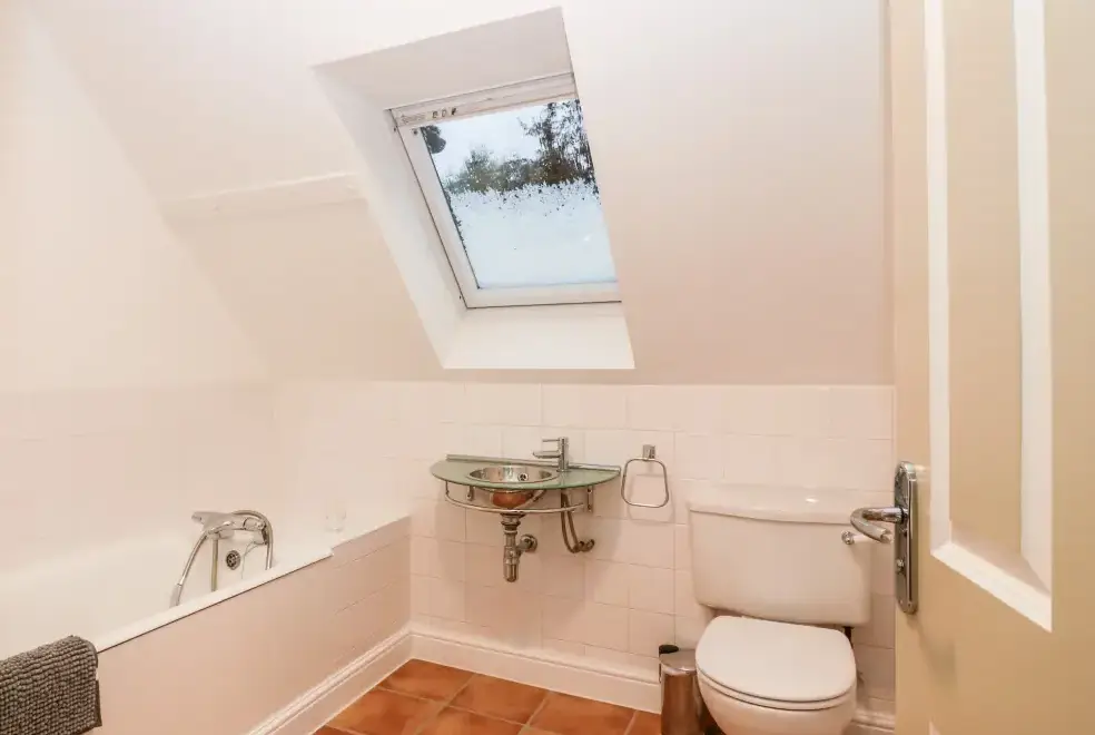 Family bathroom at Boat House