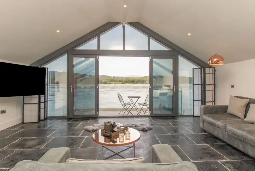 Lounge at Boathouse on the Lake