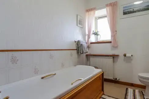 Family bathroom at Braehead Croft, Aberdeenshire