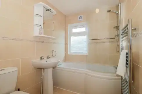 Family bathroom at Bramley Lodge, Somerset