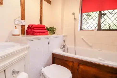 Family bathroom at Brew Cottage, Kent