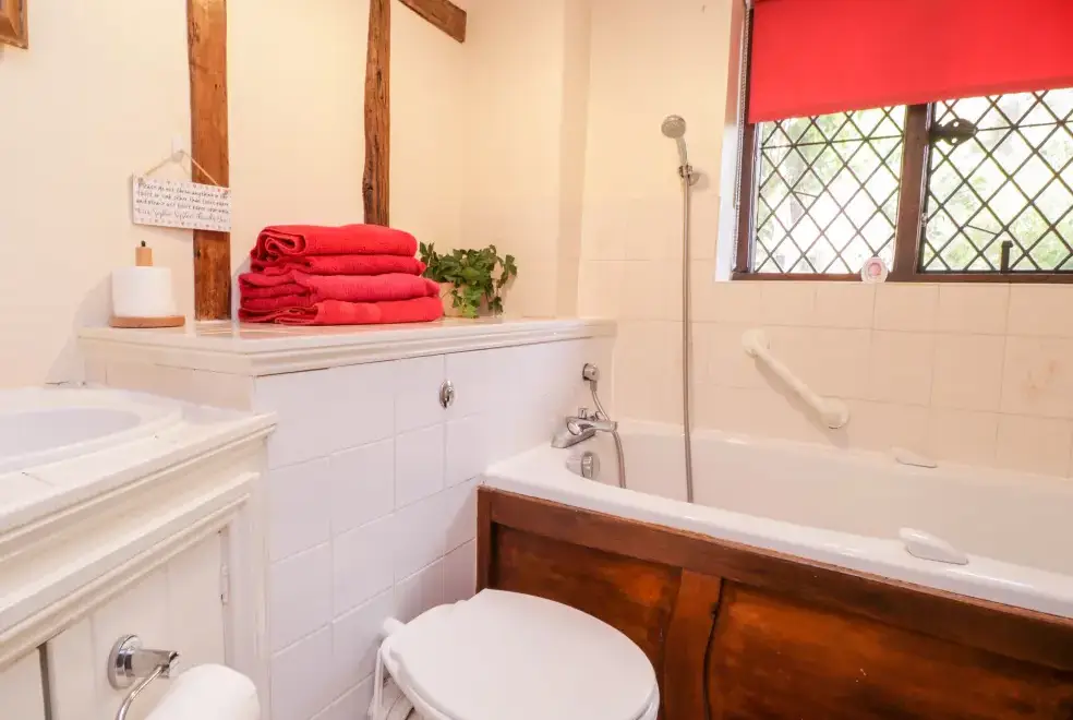 Family bathroom at Brew Cottage