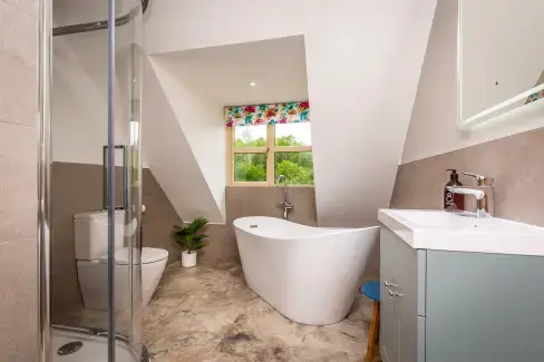 Family bathroom at Broadleaf Lodge, Lincolnshire