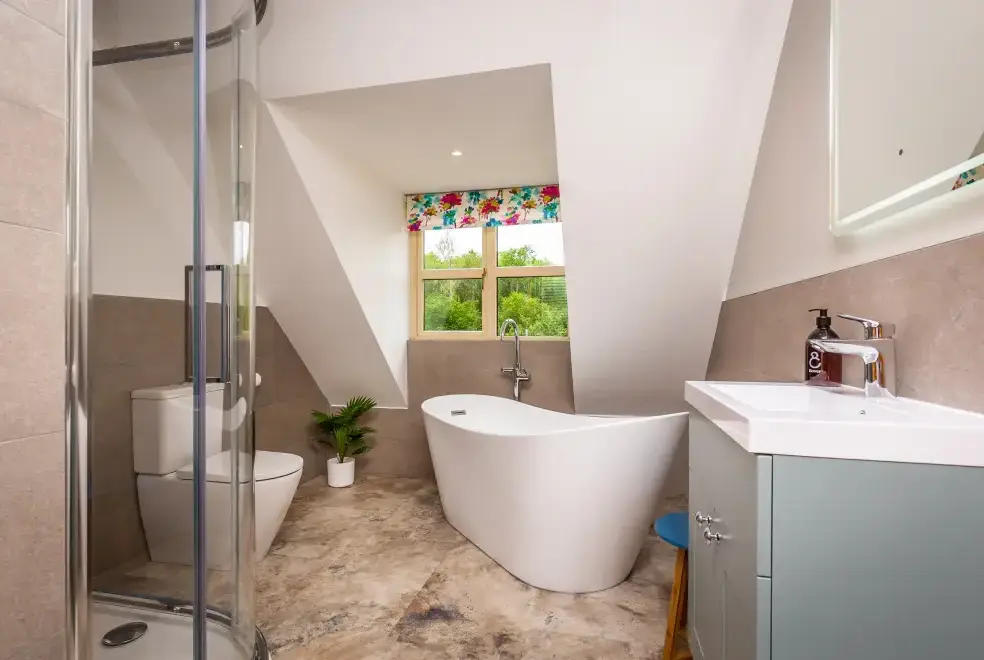 Family bathroom at Broadleaf Lodge