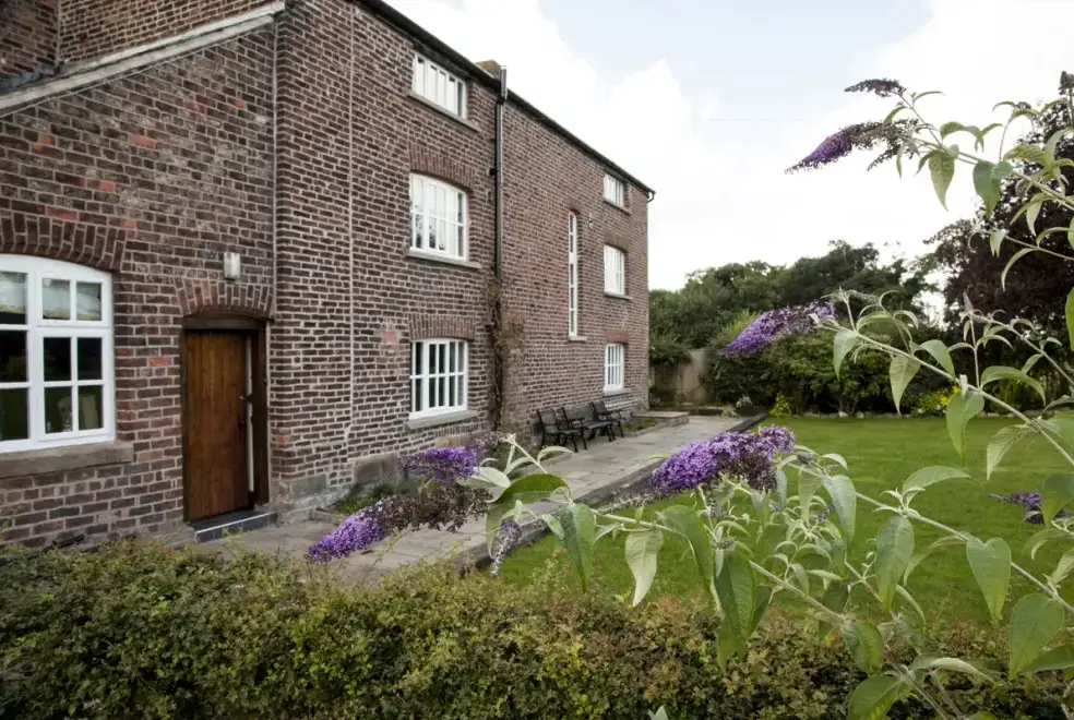 Brookbank farm, from the outside