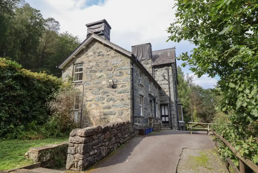 Bryn Cemlyn, from the outside