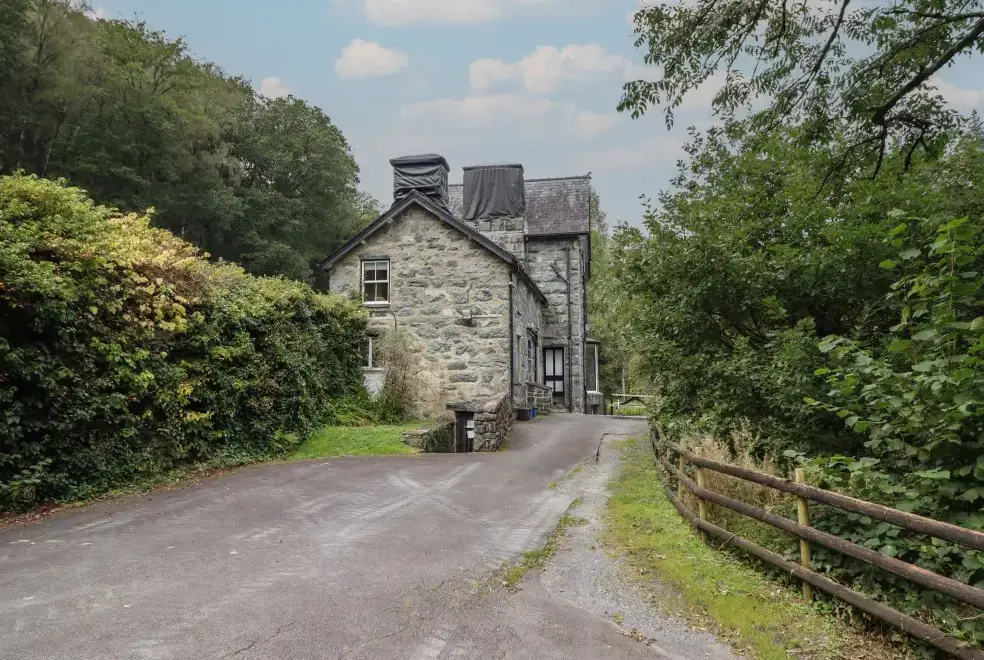 Bryn Cemlyn, from the outside