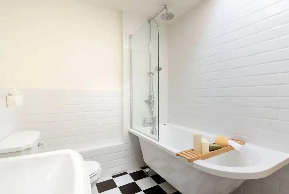 Family bathroom at Bucknowle Lodge