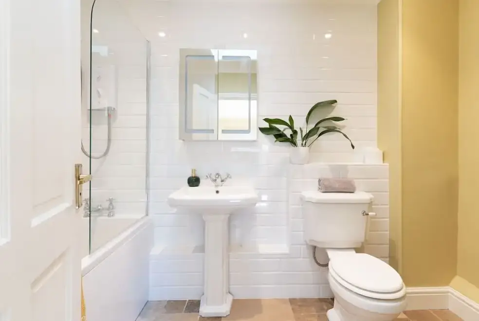 Family bathroom at Bucknowle Lodge
