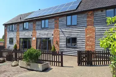 Buttercups & Hayloft Sleeps & Dines 16 with Pool, Sports Court & Play Area