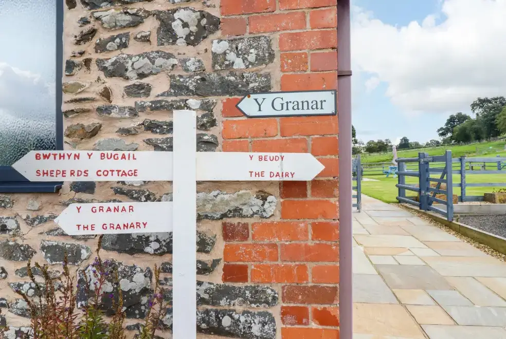 Bwthyn Y Bugail (Shepherd's Cottage, from the outside