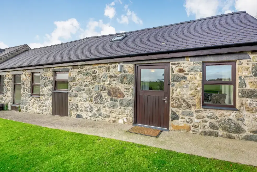 Bwythyn-y-Saer, from the outside