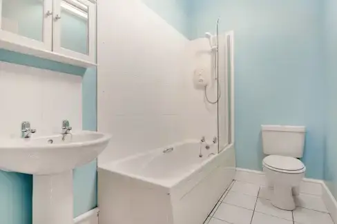 Family bathroom at Bwythyn-y-Saer, Gwynedd