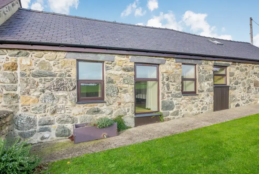 Bwythyn-y-Saer, from the outside