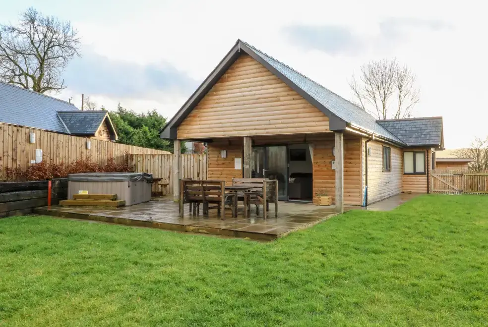 Caban Nant Ddu, from the outside