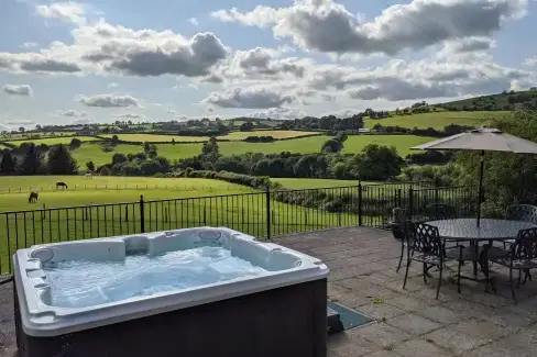 Private Hot Tub at Caecrwn, Powys