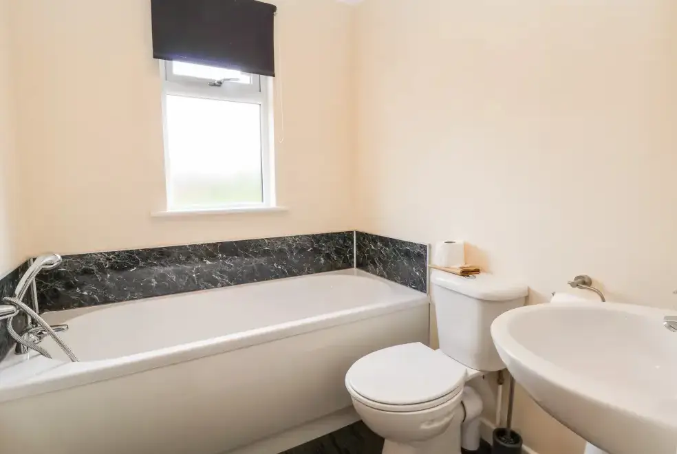 Family bathroom at Callow Timber Lodge 2