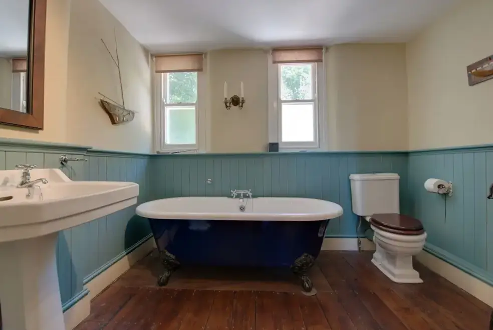 Family bathroom at Captains House