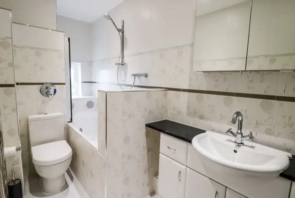 Family bathroom at Castle Top Retreat