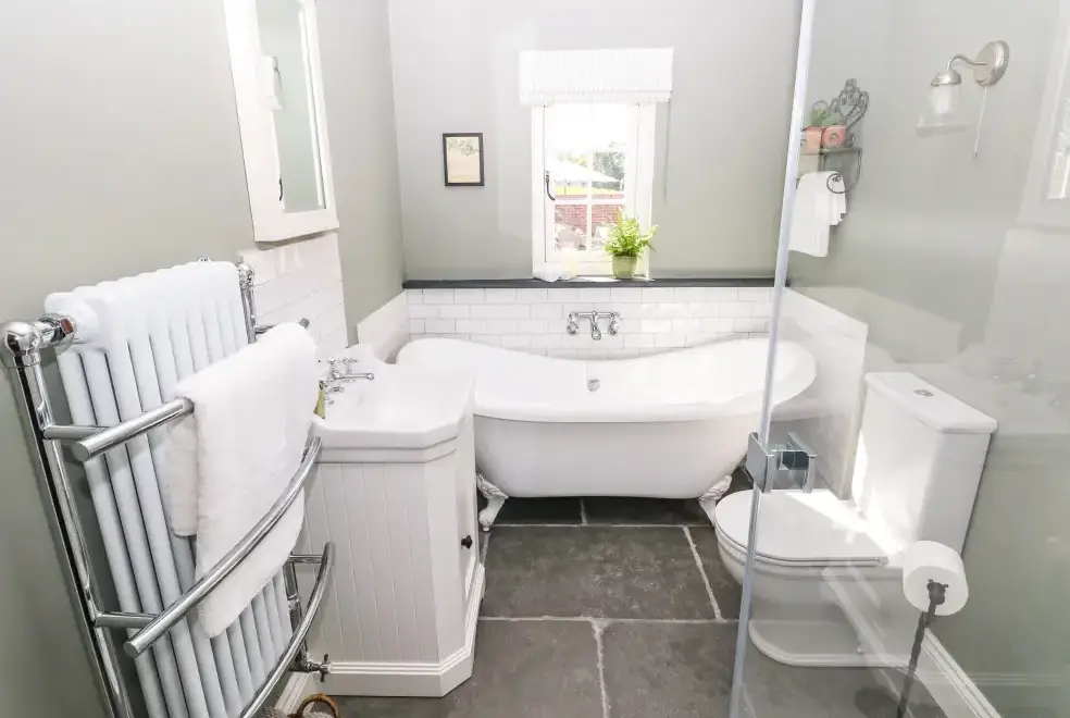 Ensuite bathroom at Catamouse