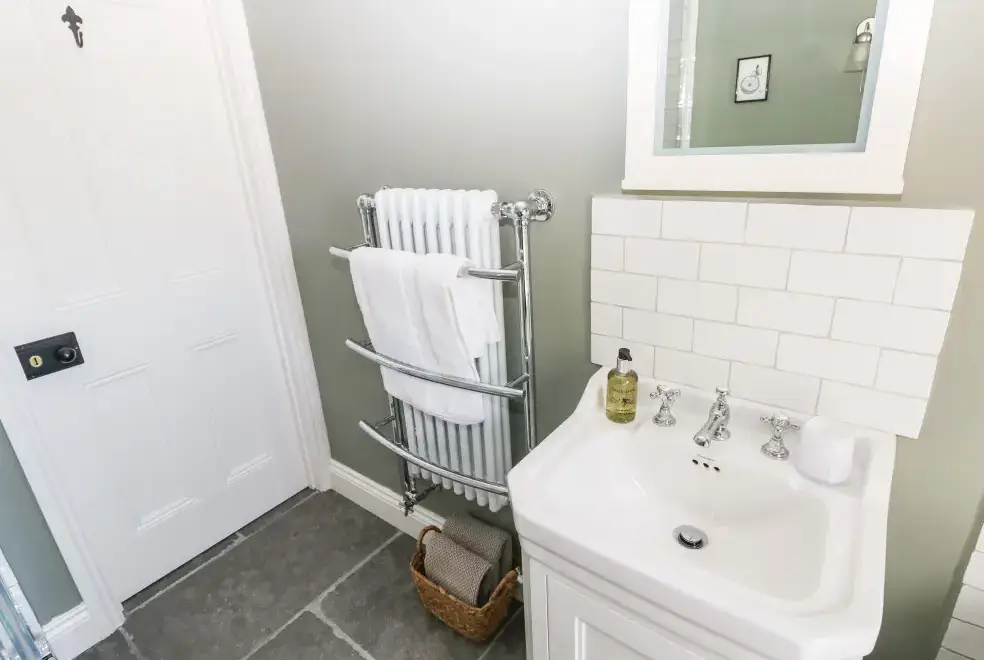 Ensuite bathroom at Catamouse