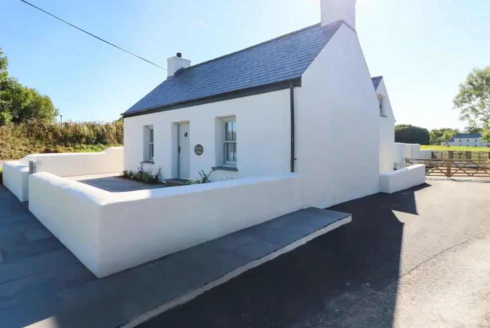 Catamouse, from the outside