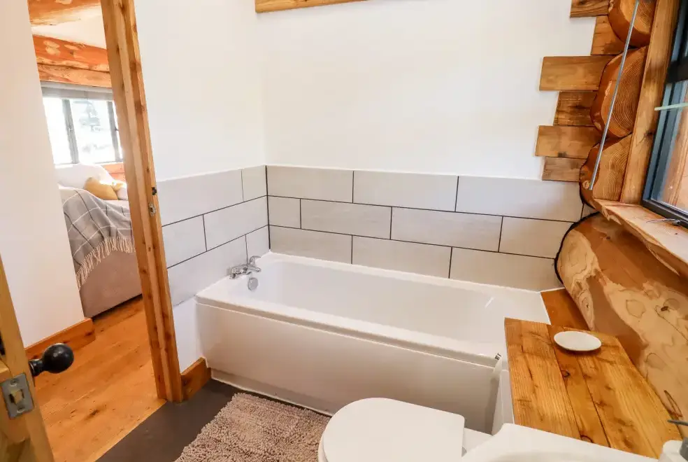 Ensuite bathroom at Cedar Cabin