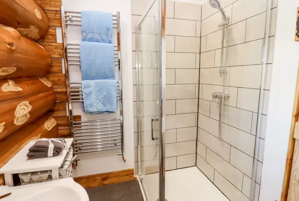 Shower room at Cedar Cabin