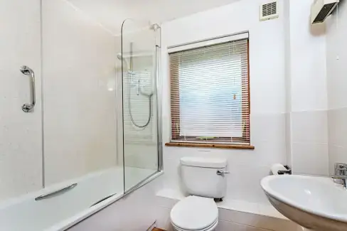 Family bathroom at Cedar Lodge, Somerset