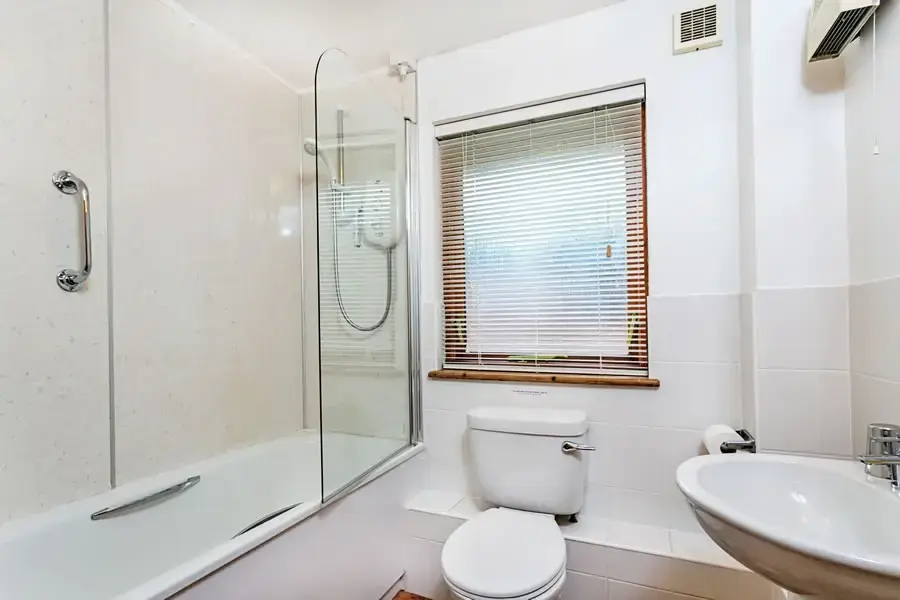 Family bathroom at Cedar Lodge