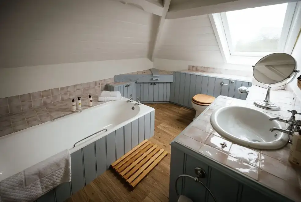 Family bathroom at Churchill House
