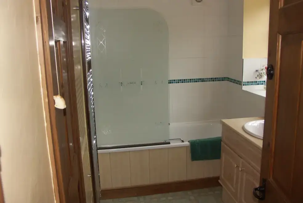 Family bathroom at Cider Barrel Cottage