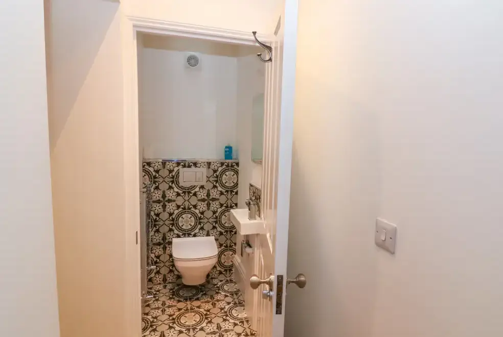 Loo at Cliffhanger House