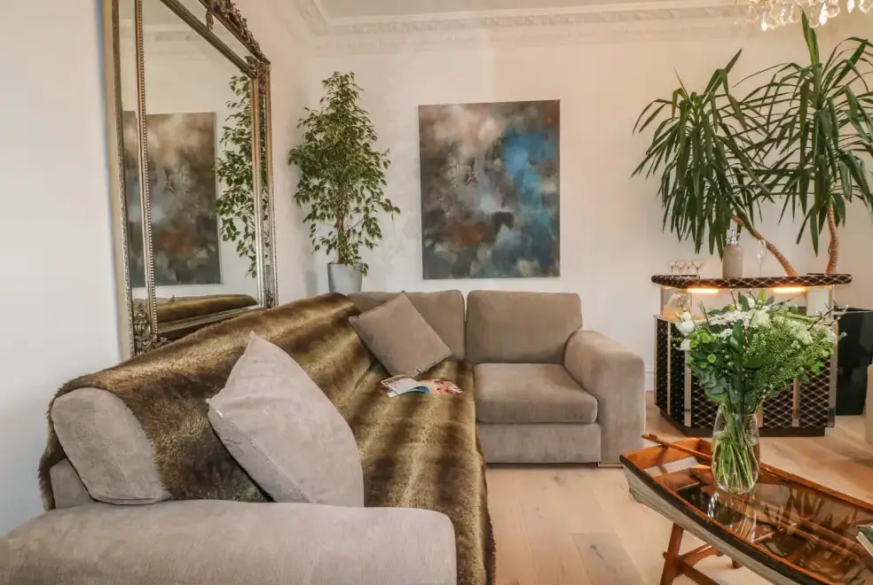 Lounge at Cliffhanger House