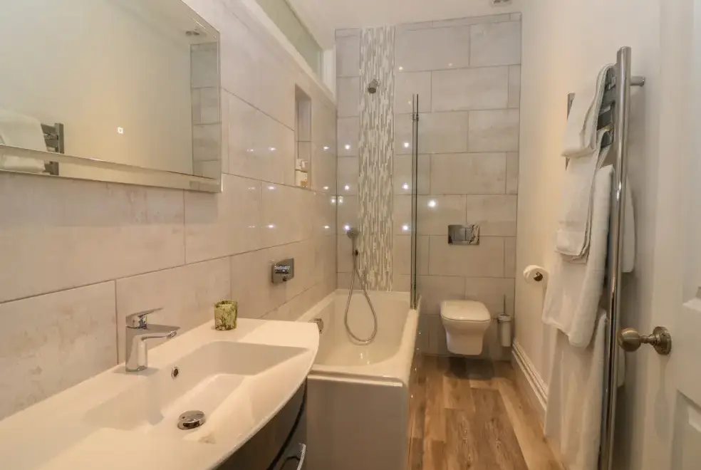 Family bathroom at Cliffhanger House