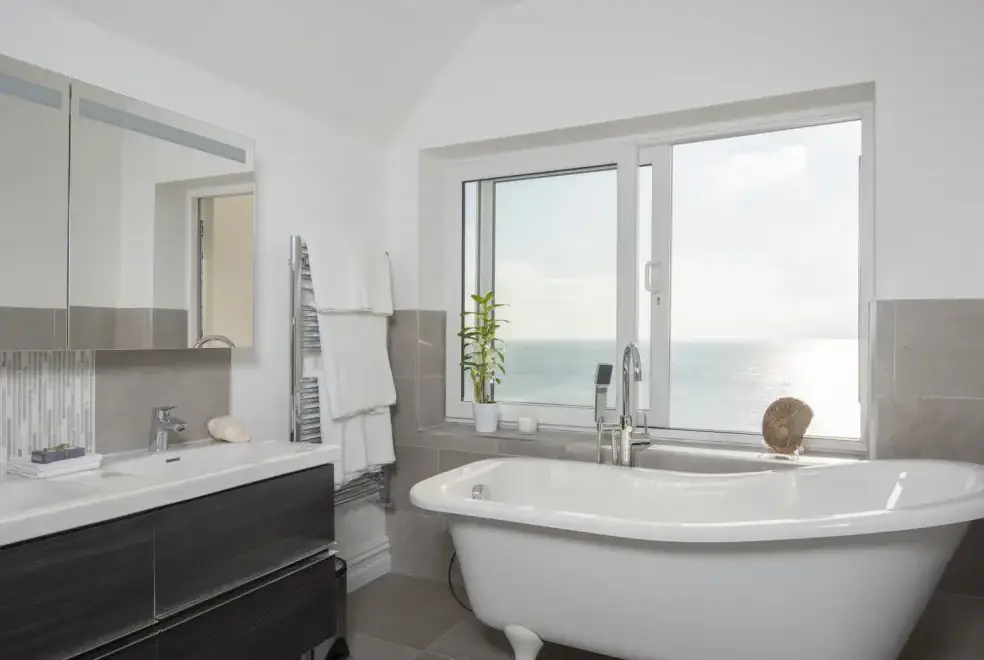 Family bathroom at Cliffhanger House