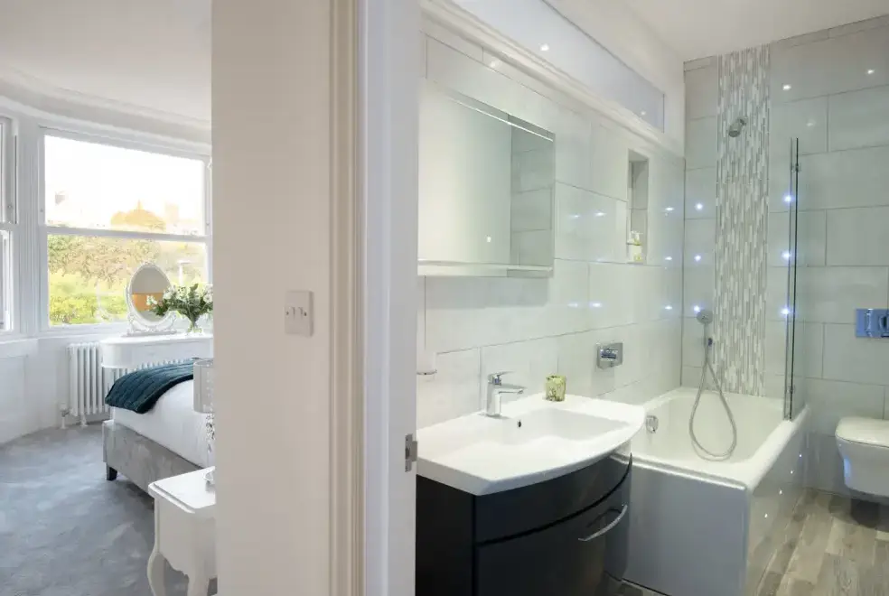 Ensuite bathroom at Cliffhanger House