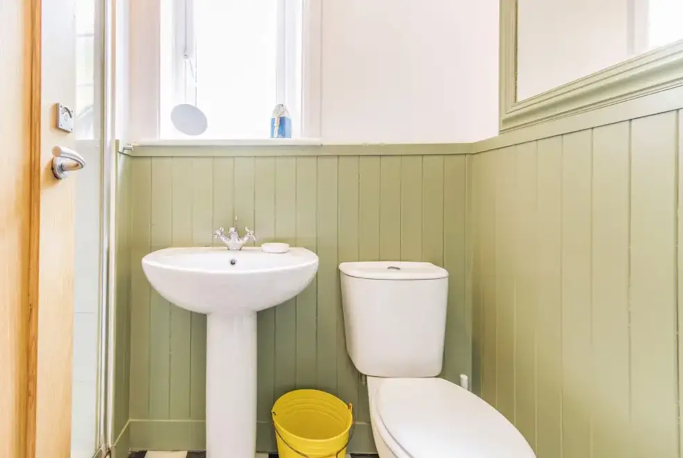 Loo at Coastal Cottage near the Quayside