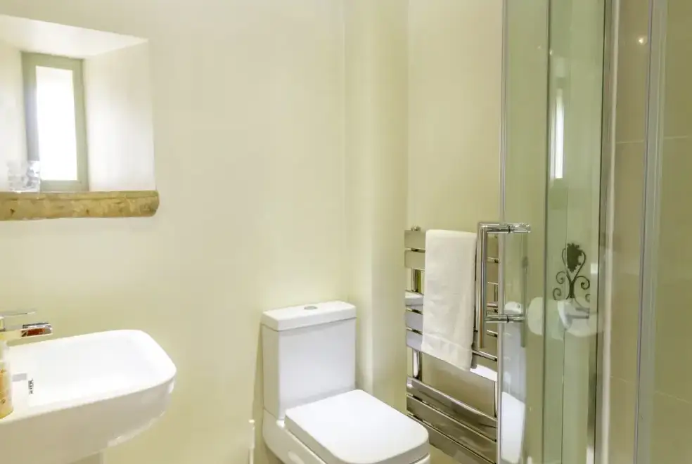 Shower room at Cobblers Barn