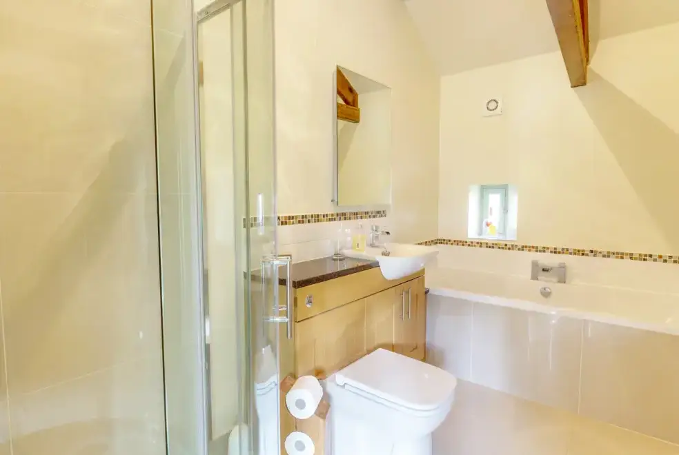 Shower room at Cobblers Barn
