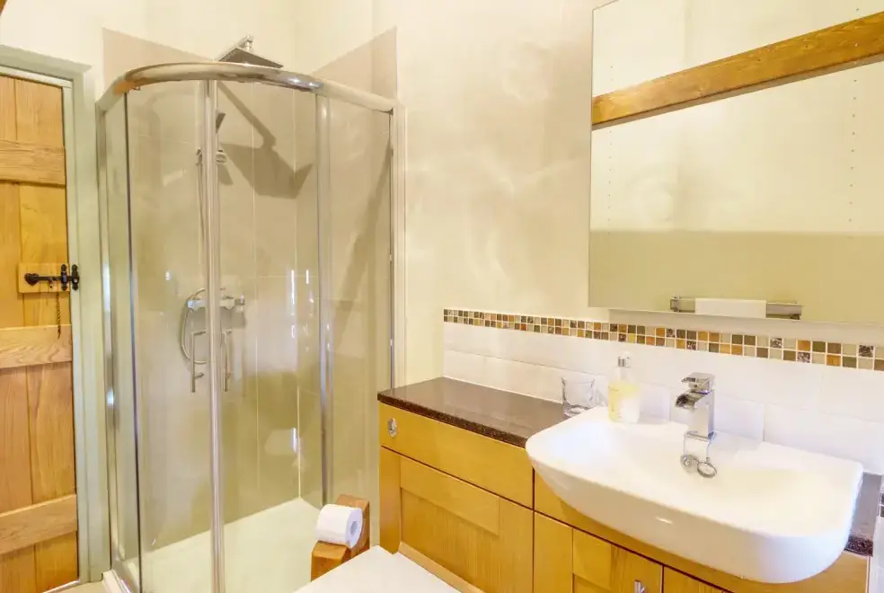Shower room at Cobblers Barn