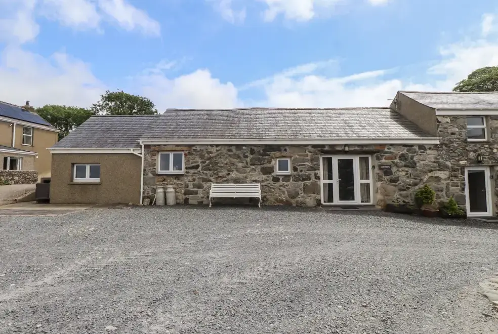 Coetsiws, from the outside