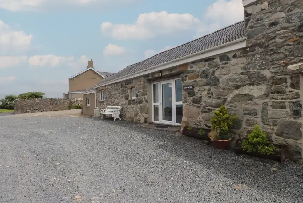 Coetsiws, from the outside