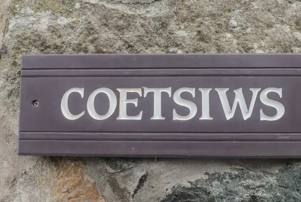 Coetsiws, from the outside